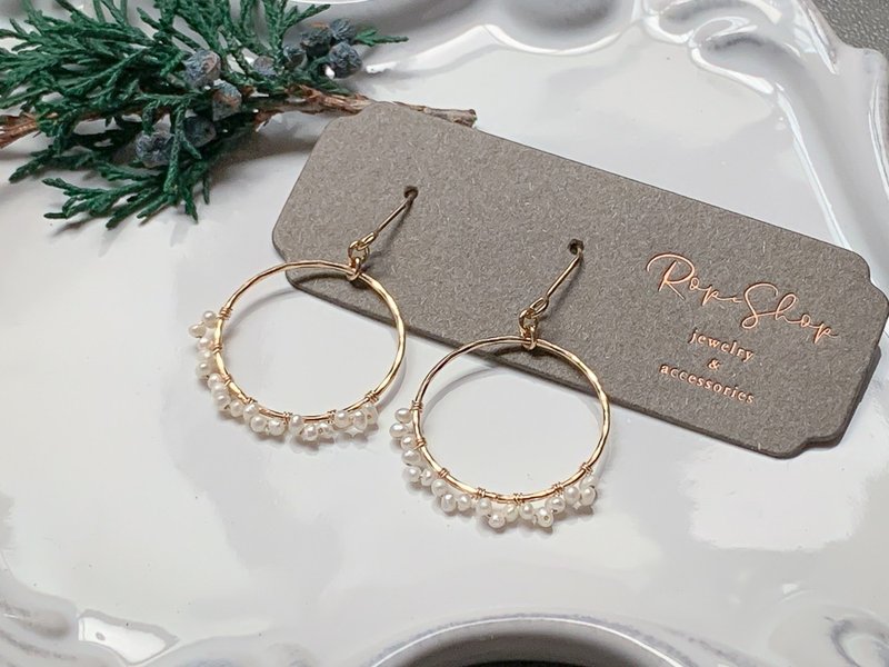 ROPEshop's 【Little Bud】. Mini gold-plated Bronze hoop earrings with pearls. - ต่างหู - ทองแดงทองเหลือง สีทอง