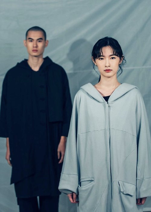 I . A . N Design (only clothing) 交錯 連帽長版大衣 (黑/灰) Organic Cotton