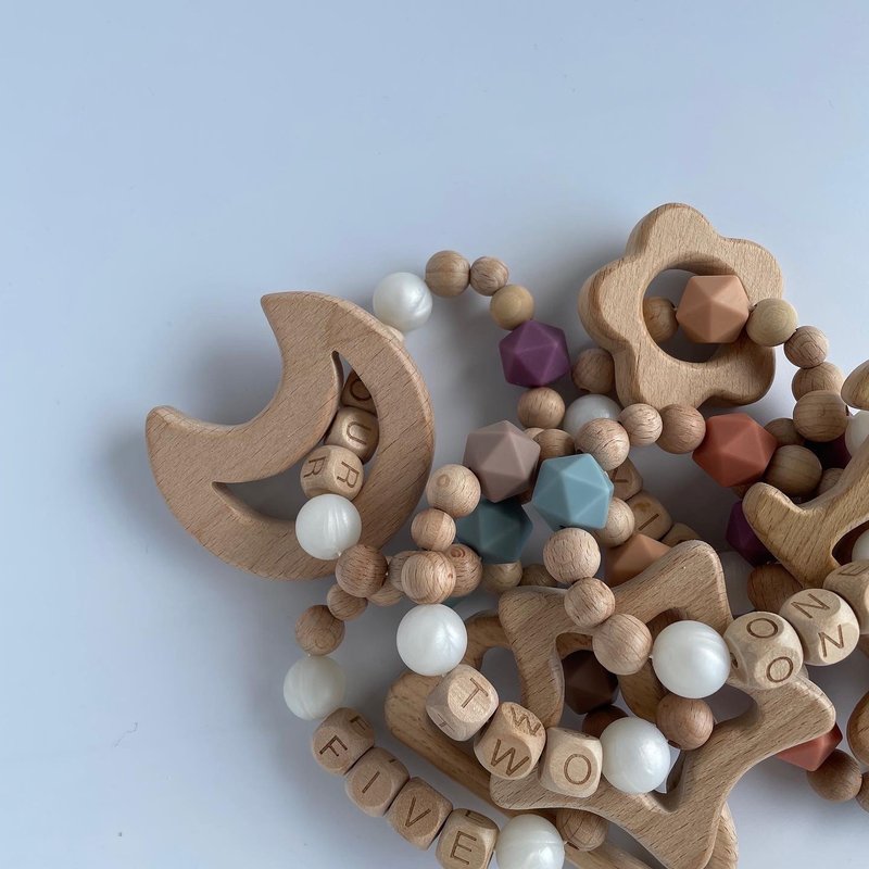 Teething ring with a wooden motif that comes in soft hues - ของขวัญวันครบรอบ - ซิลิคอน สีเทา