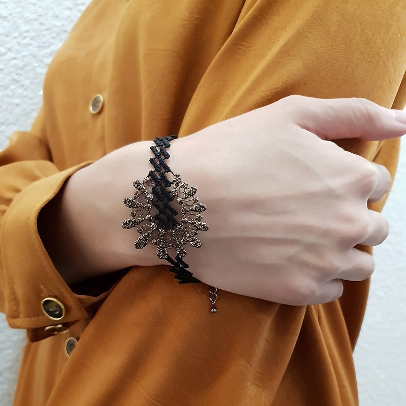 Sparkling splash embroidery bracelet - Bracelets - Thread Blue