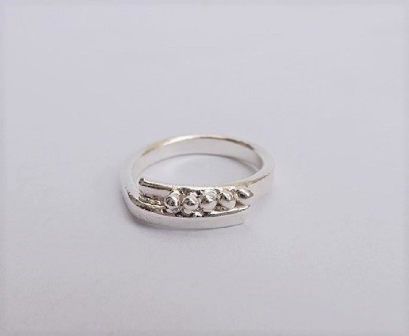 bead sterling silver ring - แหวนทั่วไป - เงินแท้ สีเงิน