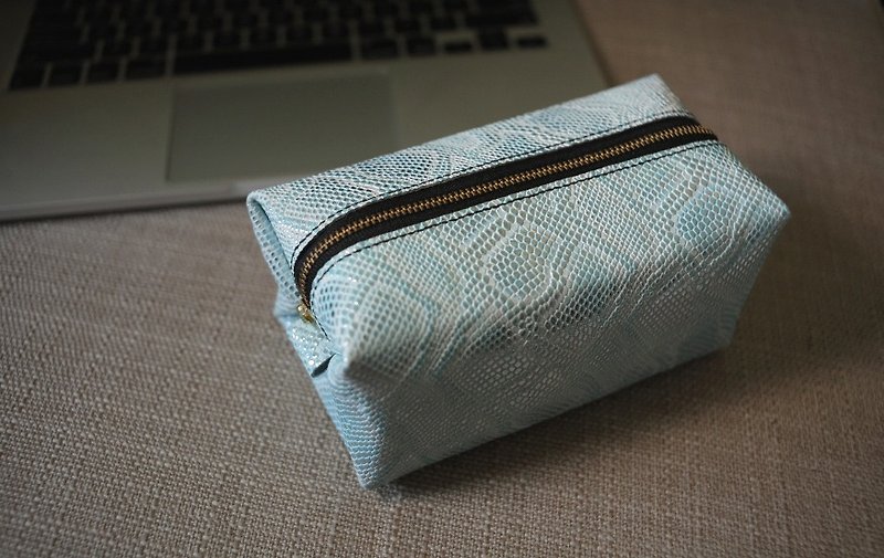 Limited edition sheepskin embossed pure hand-sewn large-capacity cosmetic bag storage package - กระเป๋าเครื่องสำอาง - หนังแท้ สีน้ำเงิน