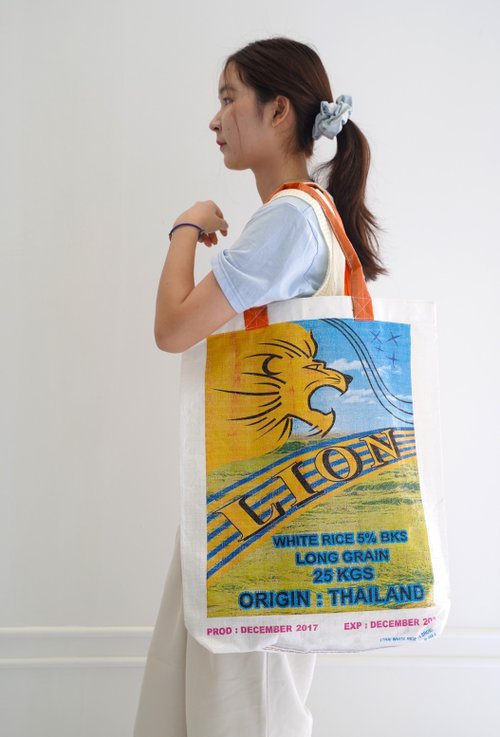 emma-emma-th1981 Lion Upcycled Rice Sack Bag (White)