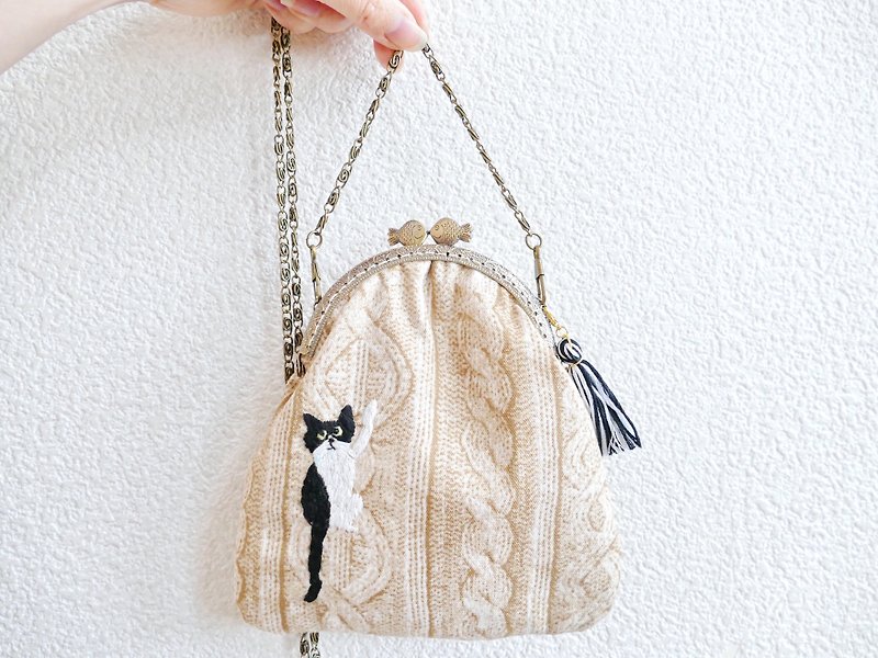 Embroidery catfish cat horny - กระเป๋าแมสเซนเจอร์ - ผ้าฝ้าย/ผ้าลินิน หลากหลายสี