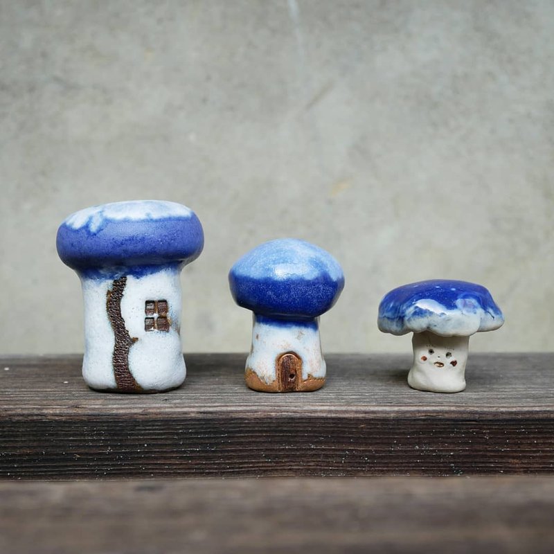 藍色菇菇小屋 陶瓷手作小擺飾 - 花瓶/花器 - 陶 