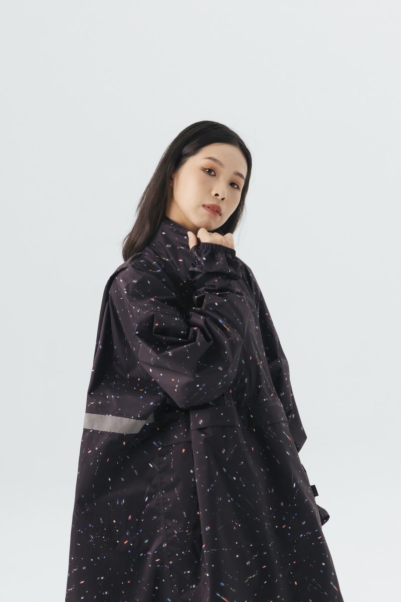 KiU 空氣感5秒快穿套頭式雨衣 - 宇宙星空 - 酷黑一般尺寸 - 雨傘/雨衣 - 聚酯纖維 黑色