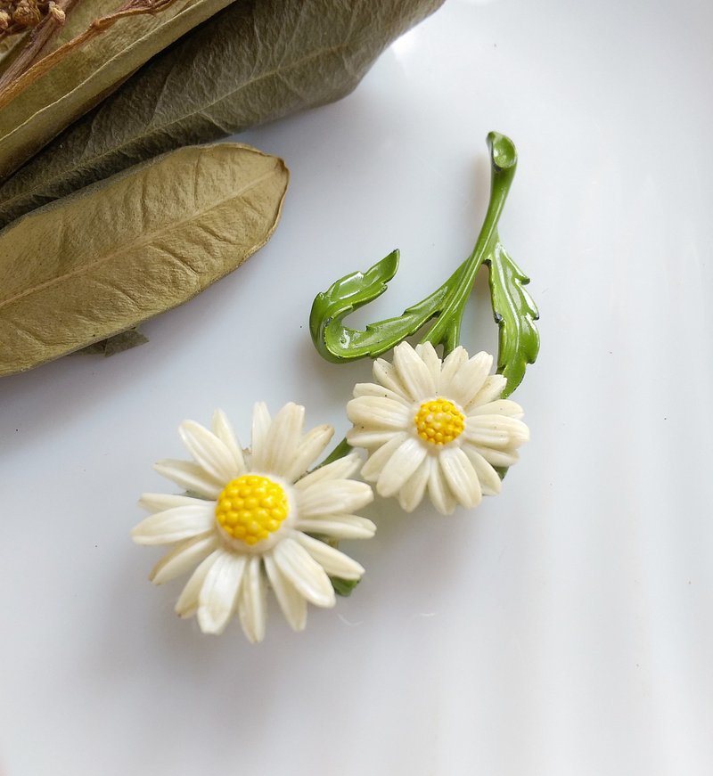 【美國西洋古董飾品】立體 雙朵雛菊 琺瑯花 花卉 別針  胸針 - 徽章/別針 - 其他材質 金色