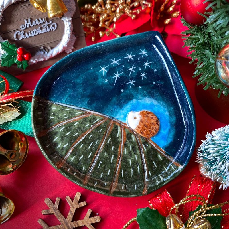 [Christmas gift] Hedgehog looking up at the stars on a pinch plate (small) | The first choice for gift exchanges for healing ornaments - จานและถาด - เครื่องลายคราม สีน้ำเงิน