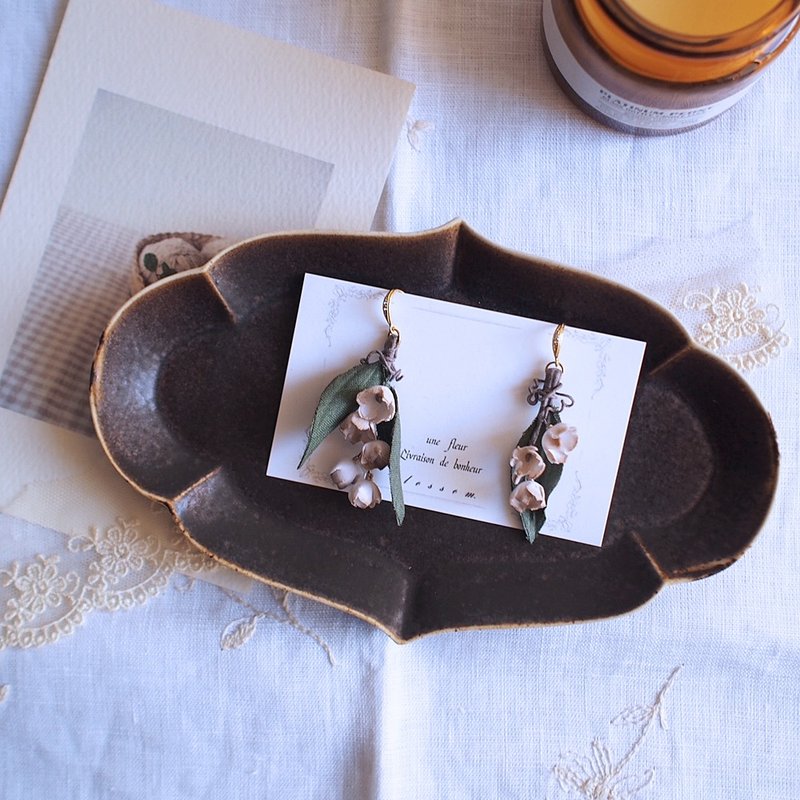 Pierced earrings.Lily of the valley.Antique. - 耳環/耳夾/耳骨夾 - 其他材質 咖啡色