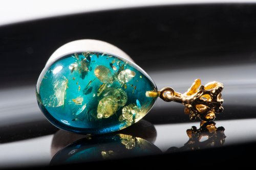 魔法のバルト海琥珀ペンダント - 輝きのあるブルーターコイズ