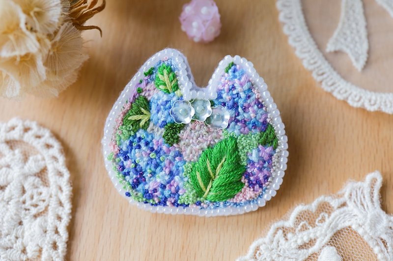 [Flower Hand Water Series] Cat Head Embroidery Brooch - Brooches - Thread 