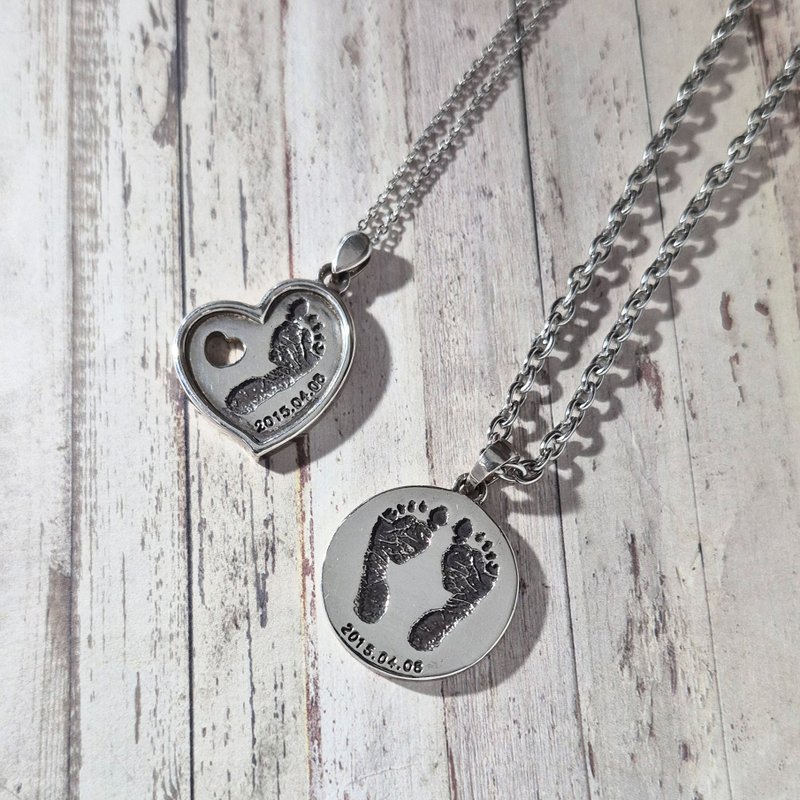 【客製化商品】純銀墜子-心上的腳印 寶寶腳印 純銀925手作飾品 - 項鍊 - 銀 銀色