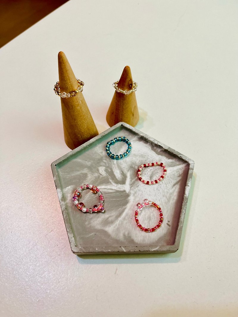 Handmade beaded ring as sweet as candy - แหวนทั่วไป - วัสดุอื่นๆ ขาว