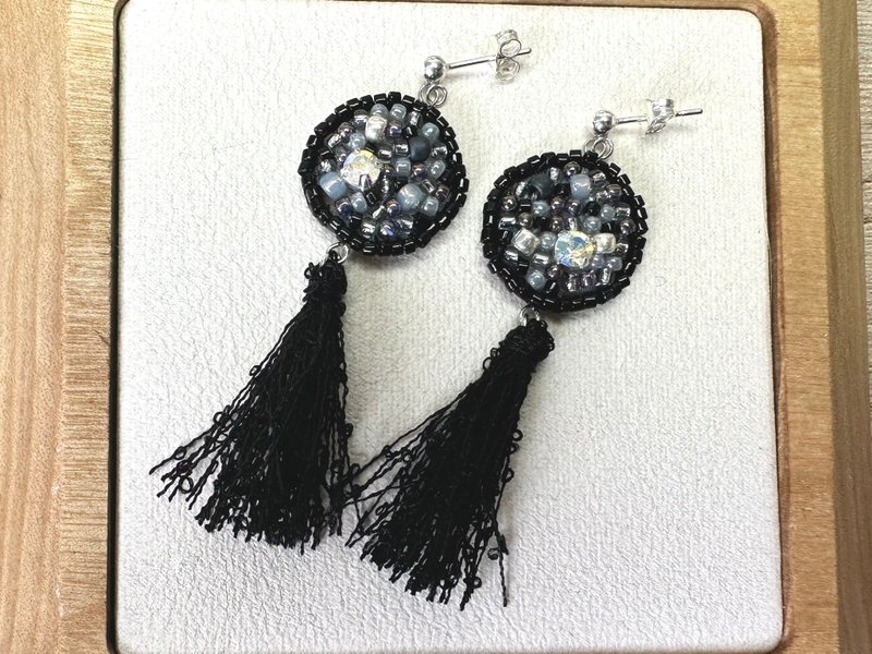 Handmade embroidery earrings with tassel - Earrings & Clip-ons - Cotton & Hemp Multicolor