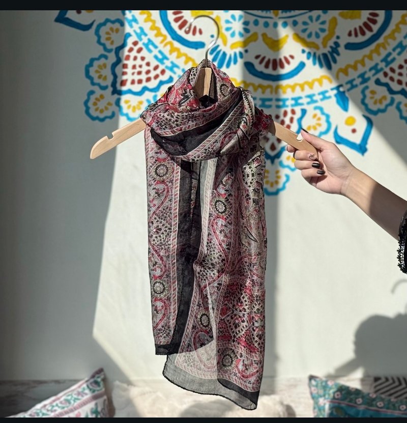 印度丨民族絲巾-紅暮花影 - 絲巾 - 絲．絹 黑色