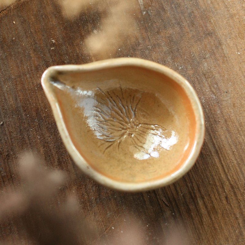 手で練った薪窯の油鍋ベチバー - アロマ・線香 - 陶器 カーキ