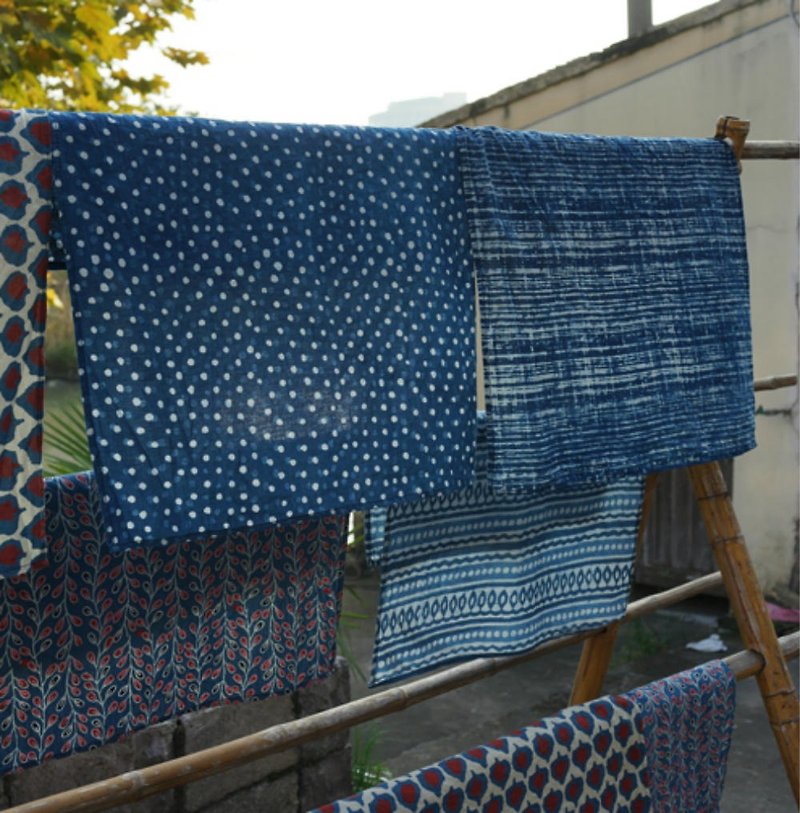 印度手工木刻版印方巾 Indigo植物藍染純棉布 手帕茶巾領巾 - 手帕 - 棉．麻 藍色