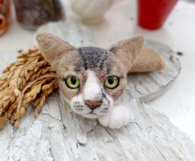 真新しいウクライナのデザイナー手作り猫ウール刺繡ブローチハート