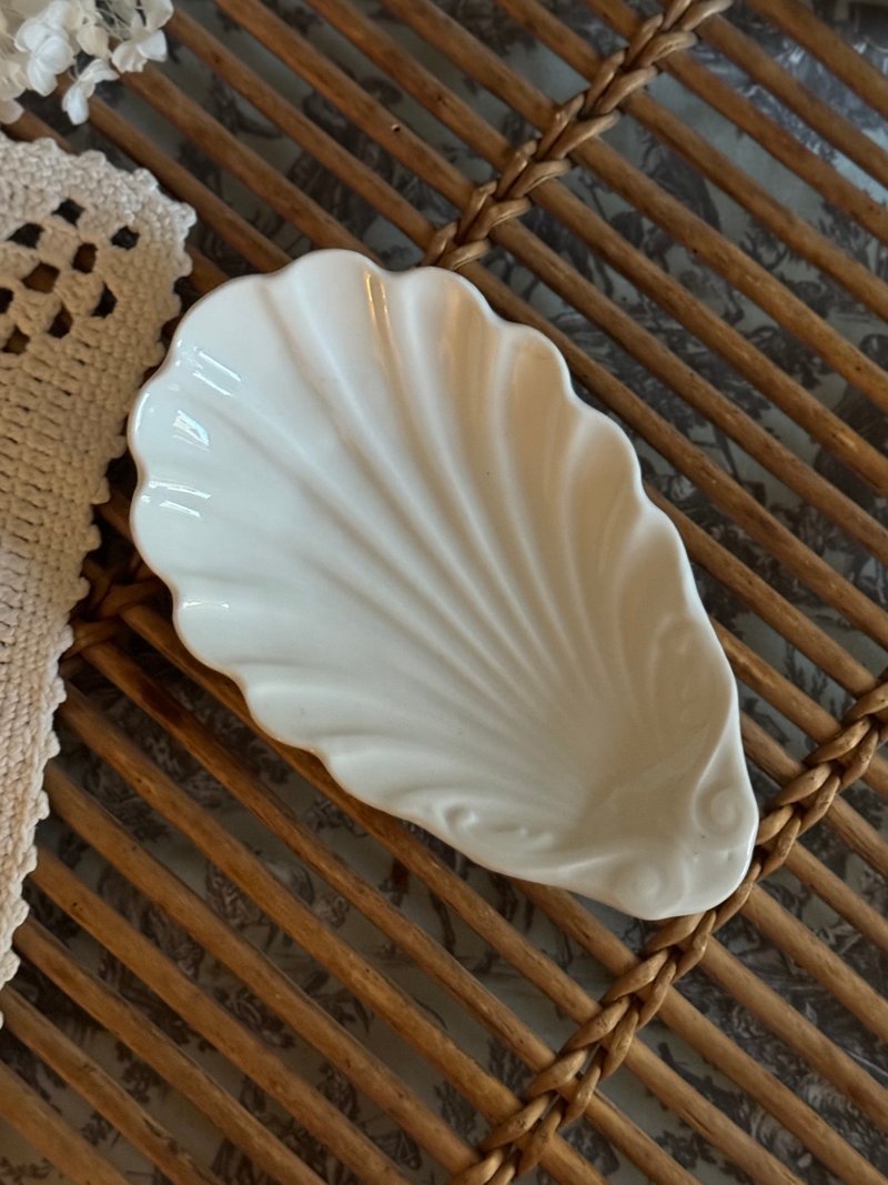 40740--Charming French antique shell shape ravier - จานและถาด - เครื่องลายคราม 