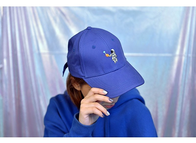 KIITOS I WANT TO universe theme original cotton embroidered baseball hat - astronaut models - หมวก - ผ้าฝ้าย/ผ้าลินิน สีน้ำเงิน