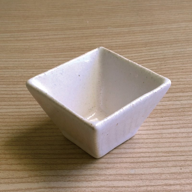 Lovely美國土【幾何小方形陶瓷酒杯、米白染粉】 - 酒杯/酒器 - 陶 白色