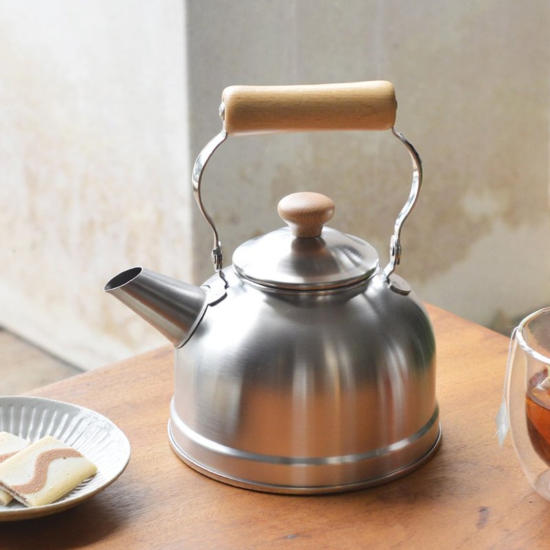 Japan Peace FREZ Chitose Japanese retro style wooden handle Stainless Steel teapot (IH compatible)-1.5L - ถ้วย - สแตนเลส สีเงิน