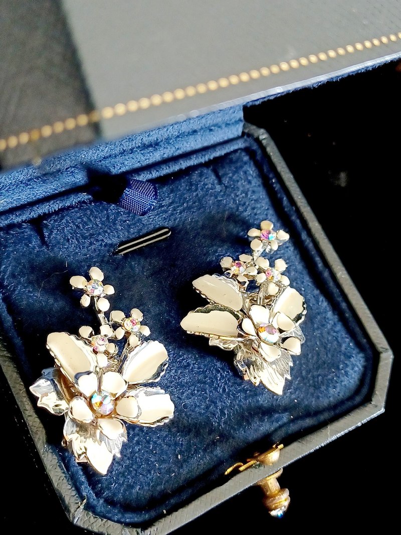 vintage jewelry  典雅白琺瑯萊茵小花 夾式耳環 - 耳環/耳夾/耳骨夾 - 其他金屬 