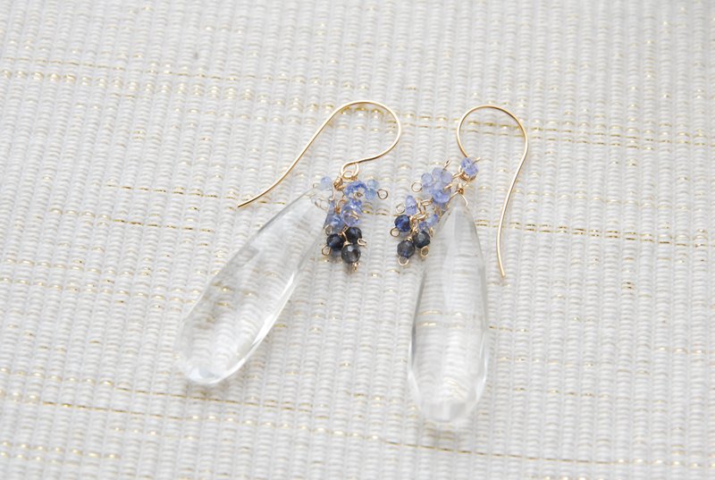 大きめ水晶とブルーストーンの花飾りのピアス　１４kgf - 耳環/耳夾/耳骨夾 - 水晶 藍色