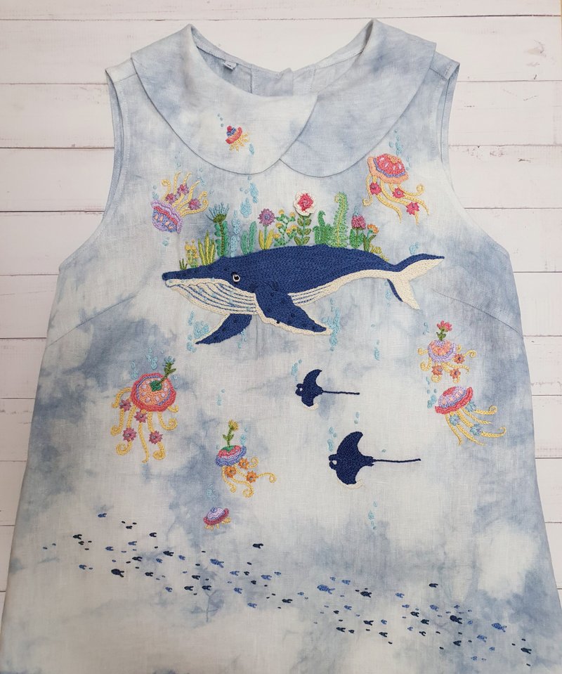 手工刺繡連衣裙、亞麻麵料、鯨魚、海洋、海洋、幻想 - 洋裝/連身裙 - 繡線 藍色