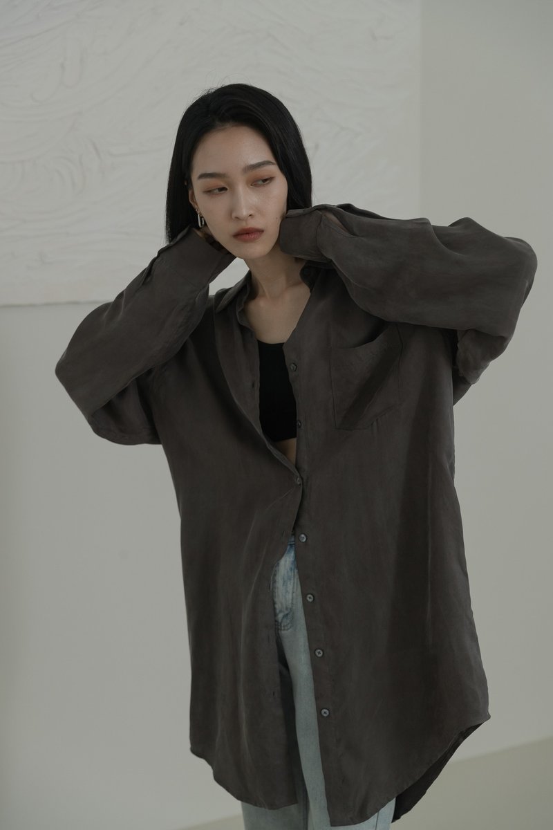 【品牌原創】Lola 柔感銅氨絲 飄逸長版襯衫 可可灰 - 女上衣/長袖上衣 - 其他人造纖維 灰色