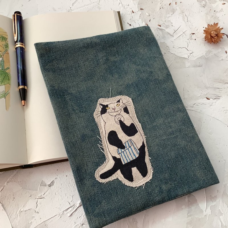 Adjustable animal appliqué embroidered double-sided cloth book jacket / just love to eat / 25 open A5 cloth book cover / silly cat series - สมุดบันทึก/สมุดปฏิทิน - ผ้าฝ้าย/ผ้าลินิน สีน้ำเงิน