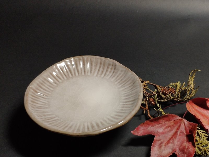 Handmade No. 5 Pottery Dim Sum Plate - จานและถาด - ดินเผา สีกากี
