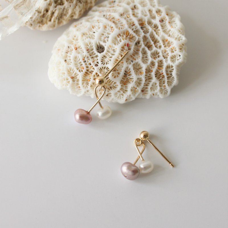 [Christmas Ornaments] Accompanied by natural purple freshwater pearls 14KGF gold-covered earrings and Clip-On - Earrings & Clip-ons - Pearl Purple