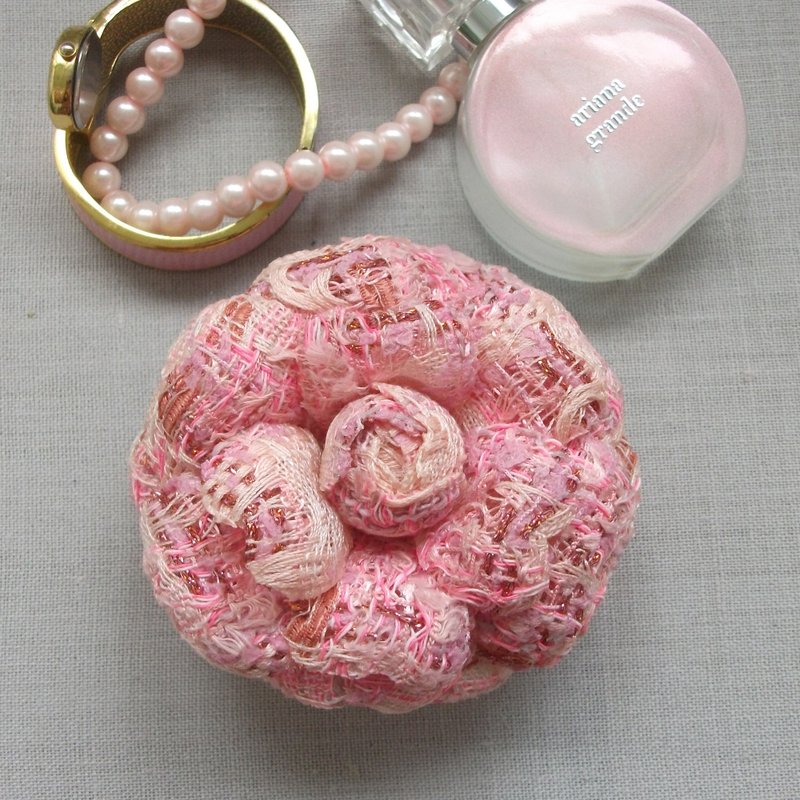 Camellia flower brooch in pink fabric - 胸針 - 羊毛 粉紅色