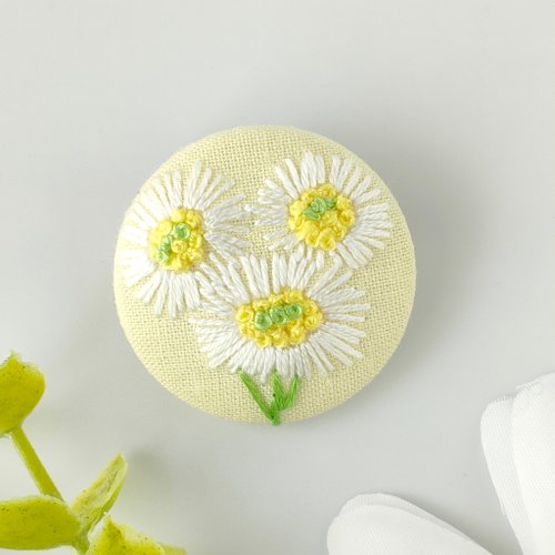 kanachankobo ハルジオンのミニ刺繍ブローチor刺繍ヘアゴム