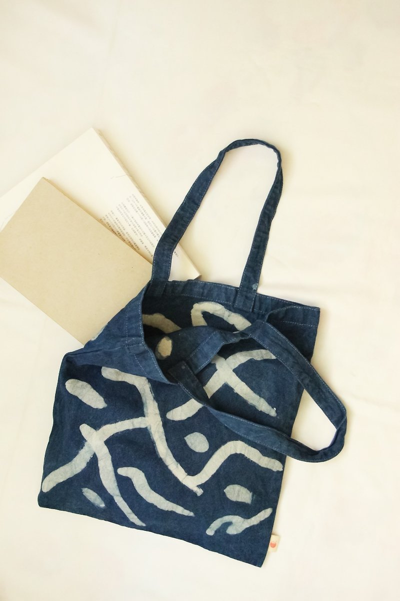 Handmade batik poetic painting art A4 canvas bag - กระเป๋าแมสเซนเจอร์ - ผ้าฝ้าย/ผ้าลินิน สีทอง