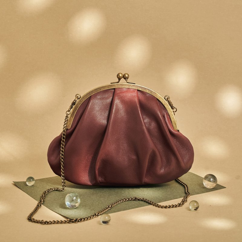 Clasp Crossbody Cloud Bag in Handmade Genuine Leather - Wine - กระเป๋าแมสเซนเจอร์ - หนังแท้ สีแดง