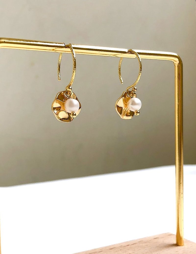 Calm and elegant / natural pearl / 14k gold / earrings / ear studs - Earrings & Clip-ons - Pearl White