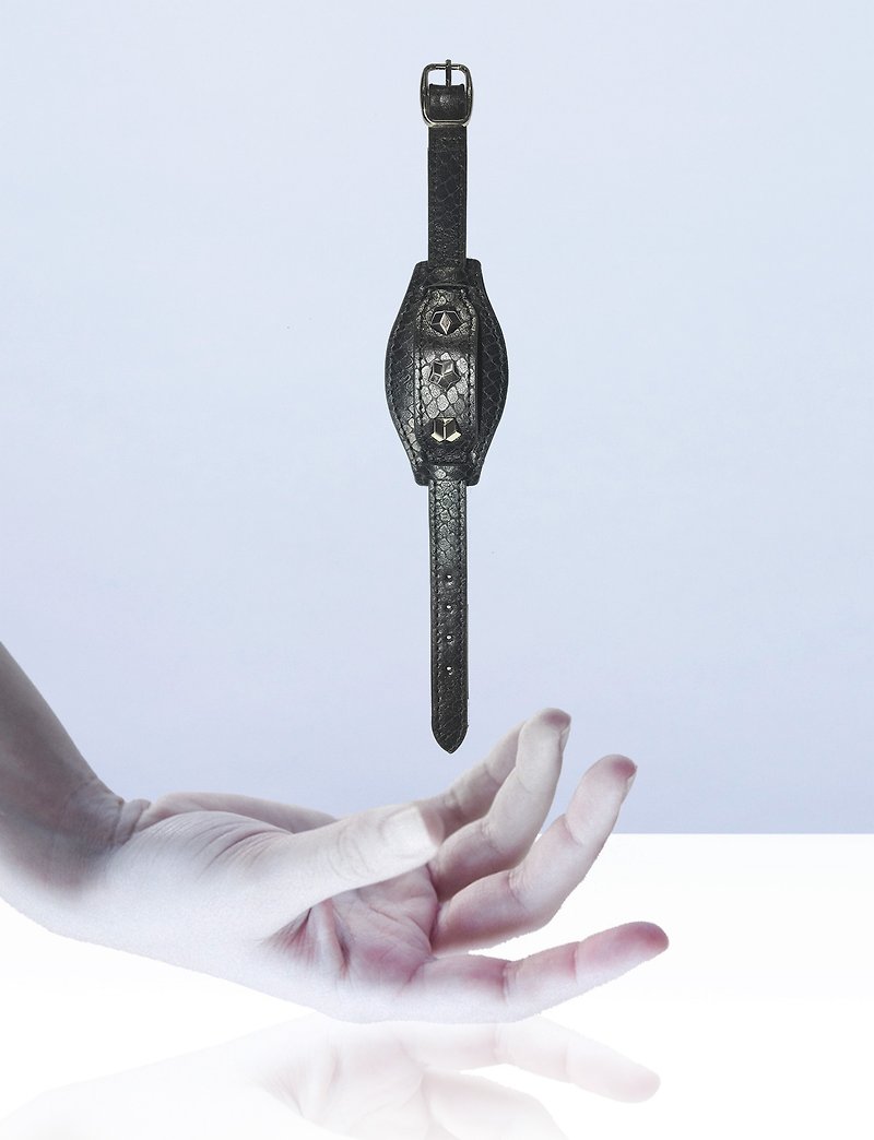 Cowhide boutique bracelet Luna exchange gift black - สร้อยข้อมือ - หนังแท้ สีดำ