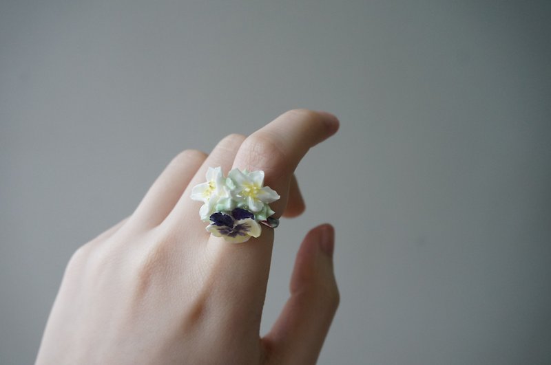 花束戒指 手工黏土裱花 可客製 - 戒指 - 黏土 白色