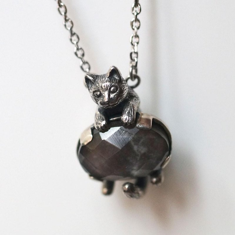 Iridori cat pendant gray sapphire and crystal - สร้อยคอ - โลหะ สีเงิน