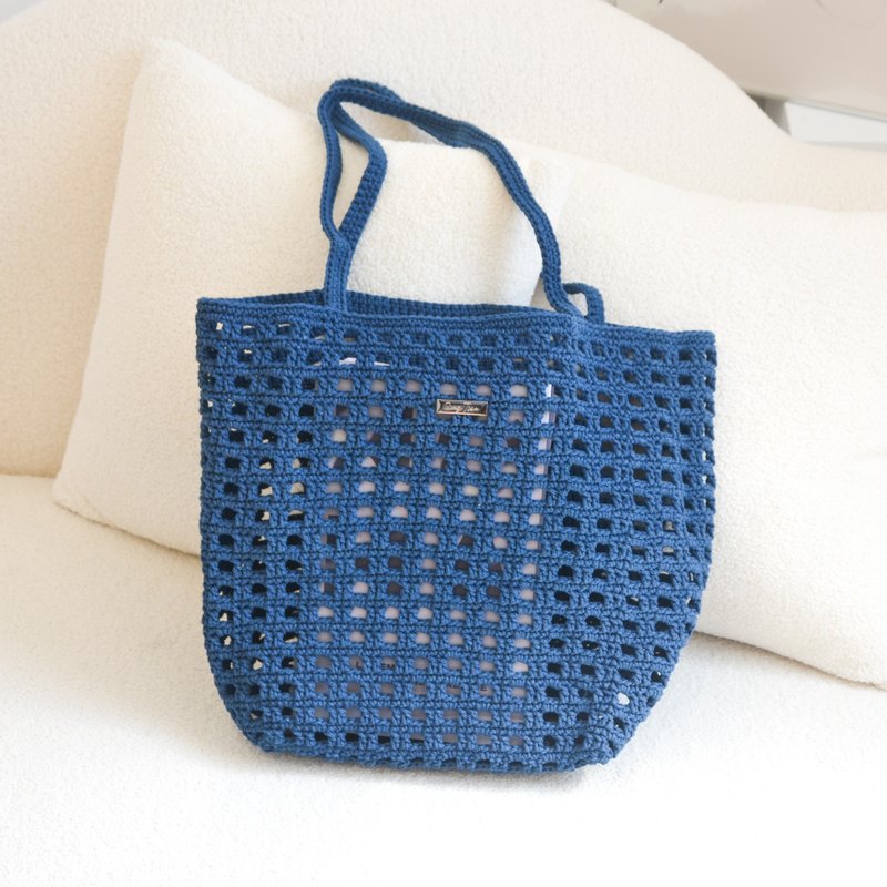 Resort style waffle hollow woven bag (dark blue) - กระเป๋าถือ - ผ้าฝ้าย/ผ้าลินิน สีน้ำเงิน