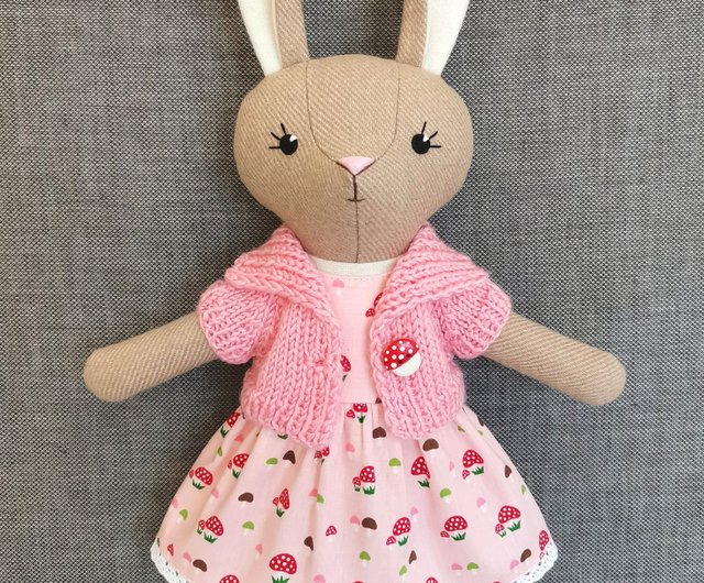 ベージュのバニーガール、手作りのぬいぐるみ、ウサギの毛糸の