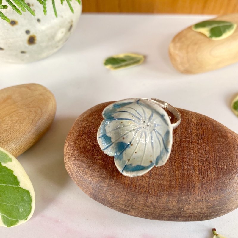 little flower / ceramic ring - 耳環/耳夾/耳骨夾 - 陶 藍色