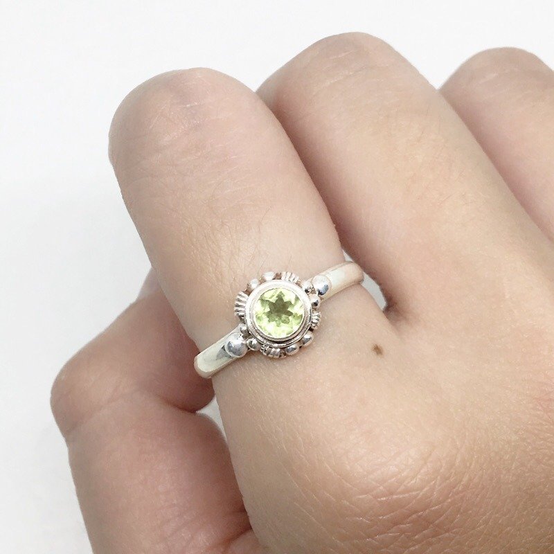 橄欖石925純銀典雅戒指 尼泊爾手工鑲嵌製作 - 戒指 - 寶石 綠色