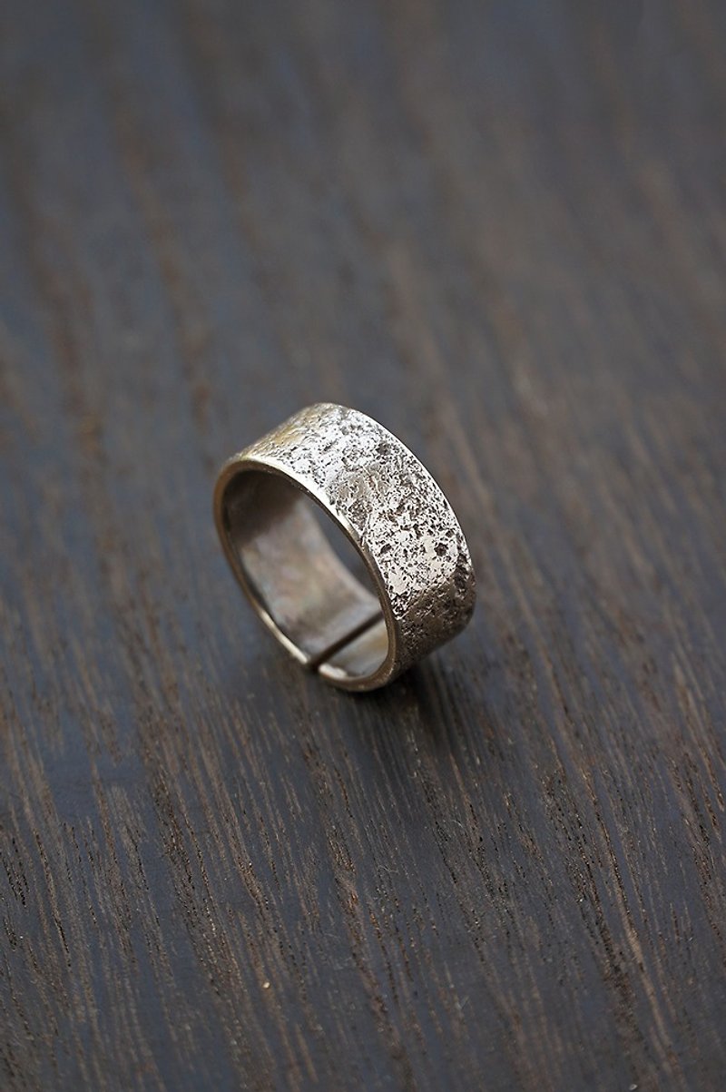Years rock texture wide version ring sterling silver open ring - แหวนทั่วไป - เงิน สีเงิน