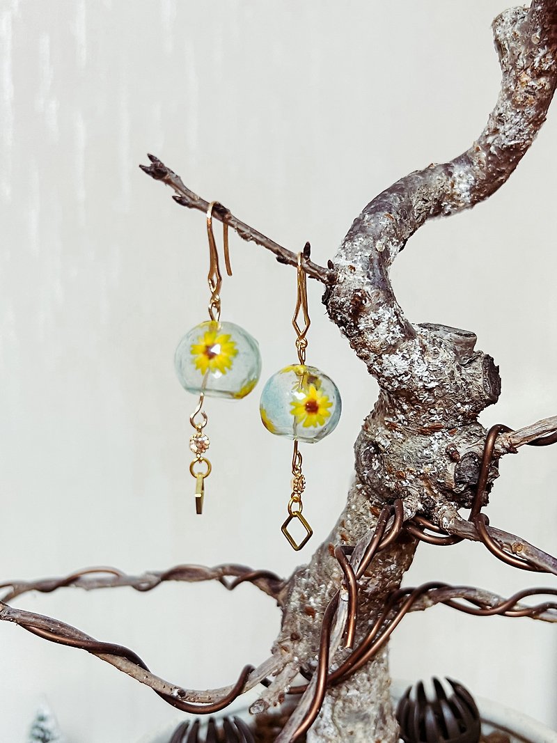 手繪 向日葵 玻璃風鈴耳環 | - 耳環/耳夾 - 玻璃 黃色
