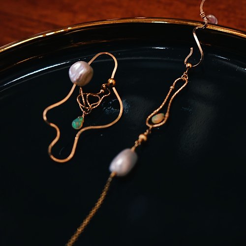 serene studio 美產14K注金 異型珍珠 & 北美水滴歐泊幾何耳環/曲/~~~有弧度的線