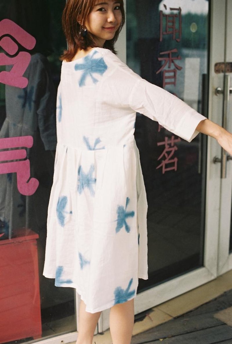 fete 雪花絞染連衣裙 植物藍染扎染 一字領連衣裙 原創設計 - 連身裙 - 棉．麻 