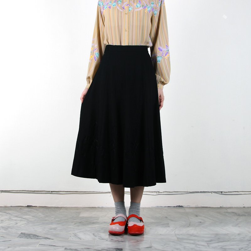 [Egg plant ancient] pattern embroidery line ancient wool round dress - Skirts - Wool Black